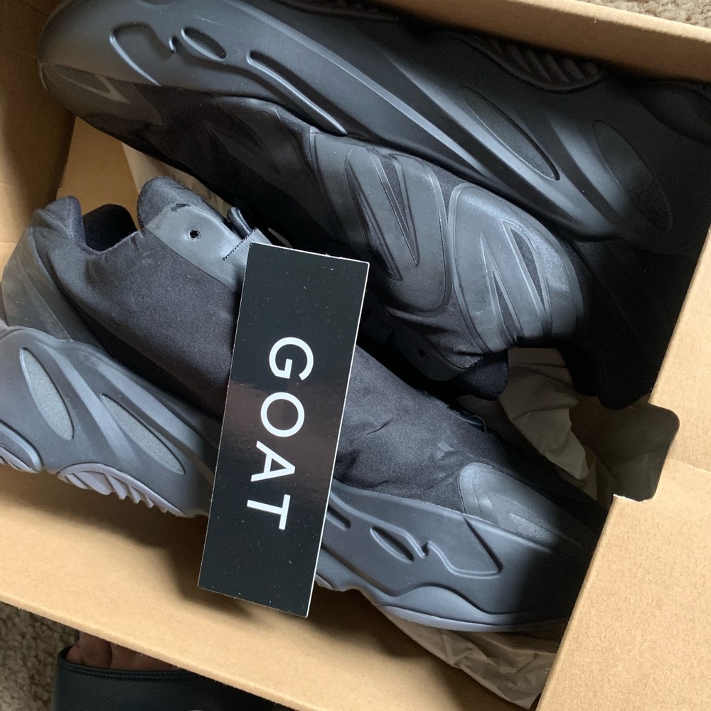 Yeezy 700 never worn